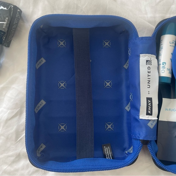 NWT United Polaris x Away Luggage First Class Travel Toiletries Case Unopened - Picture 3 of 6